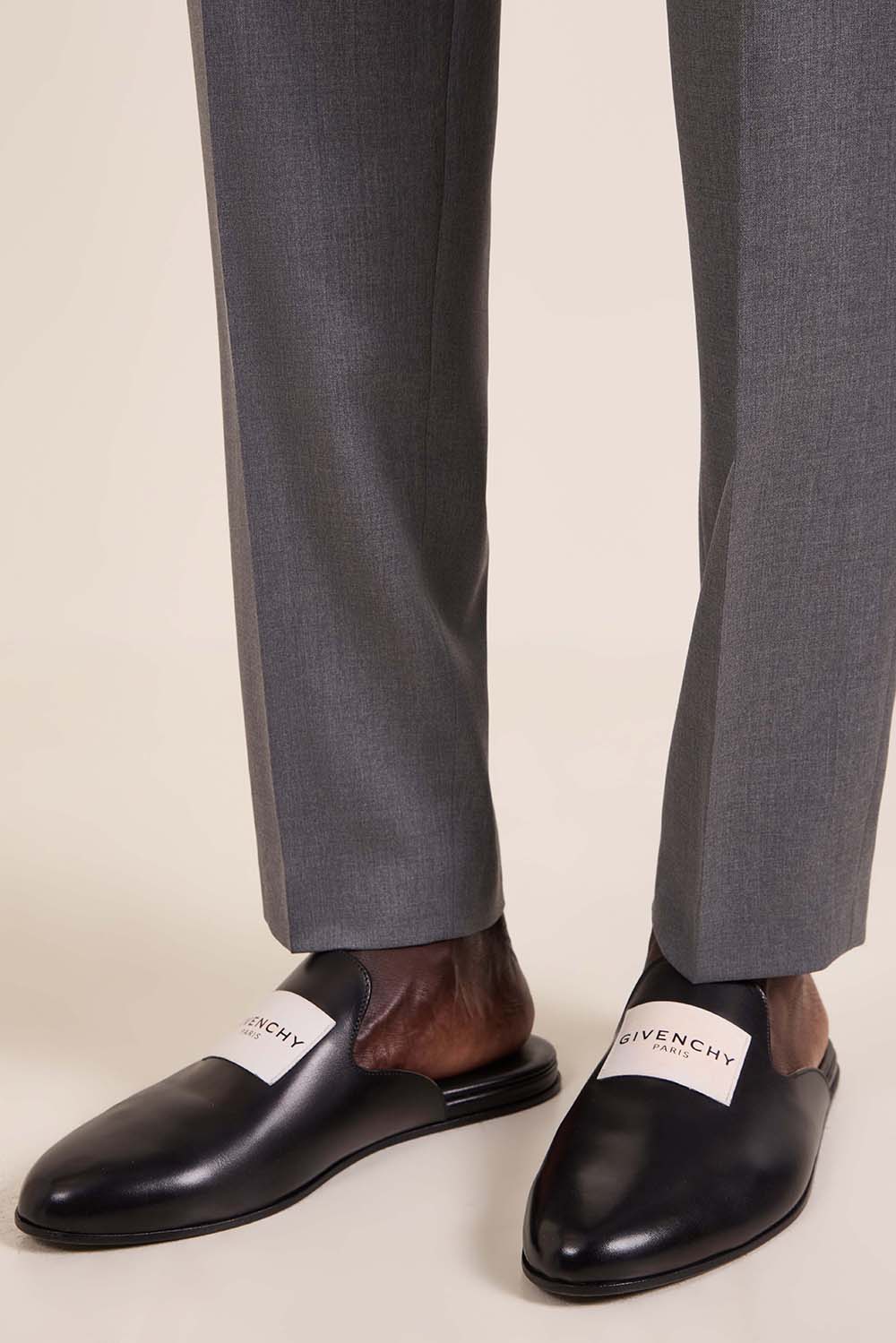 תמונת כל הלוק של נעלי מיולס